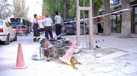 Otomobile çarpan motosiklet yandı: 1'i ağır, 4 yaralı