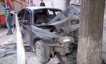 Otomobile çarpan motosiklet yandı: 1'i ağır, 4 yaralı