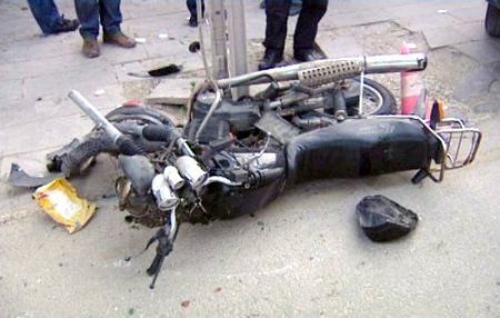 Otomobile çarpan motosiklet yandı: 1'i ağır, 4 yaralı