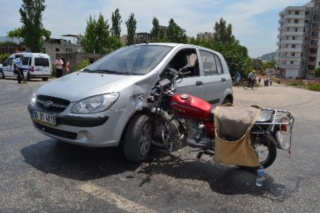 Otomobile çarpan motosikletin sürücüsü yaralandı