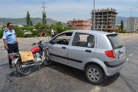 Otomobile çarpan motosikletin sürücüsü yaralandı