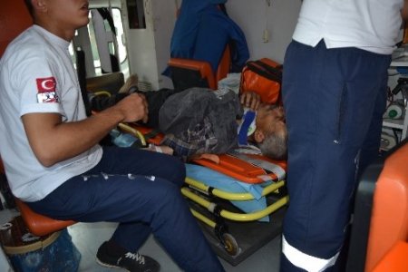 Otomobile çarpan motosikletin sürücüsü yaralandı