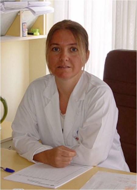 Otomobili takla atan kadın doktor ağır yaralandı