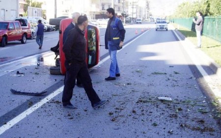 Otomobili takla atan kadın doktor ağır yaralandı