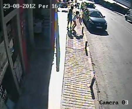 Otomobilin Altında Kalmaktan Son Anda Kurtuldular