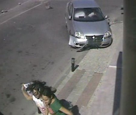 Otomobilin Altında Kalmaktan Son Anda Kurtuldular