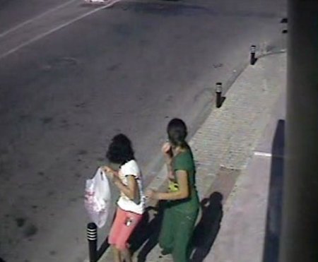 Otomobilin Altında Kalmaktan Son Anda Kurtuldular