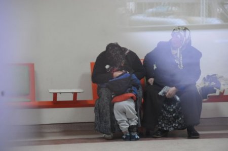 Otomobilin içinde bırakılan çocuk yangın çıkardı, hayati tehlikesi sürüyor