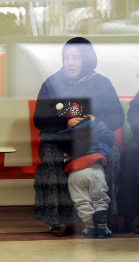 Otomobilin içinde bırakılan çocuk yangın çıkardı, hayati tehlikesi sürüyor