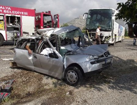 Otomobilin Lastiği Patladı, Aynı Aileden 5 Kişi Öldü (2)