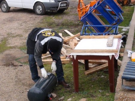 Otomobilin LPG tankında binin üzerinde patlayıcı düzeneği ele geçirildi