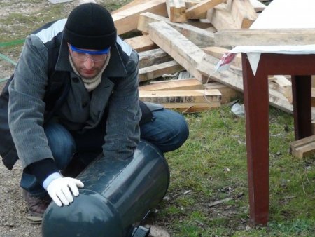 Otomobilin LPG tankında binin üzerinde patlayıcı düzeneği ele geçirildi