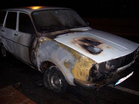 Otomobilin Motoru Alev Aldı, Sürücü Yaralandı