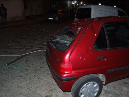 Otomobilin üstüne 8 metrelik demir korkuluk düştü