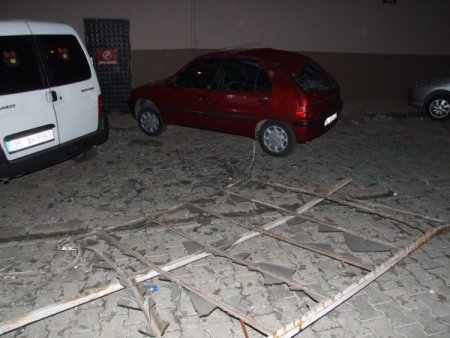 Otomobilin üstüne 8 metrelik demir korkuluk düştü