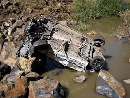 Otomobiliyle 300 Metrelik Uçuruma Yuvarlanan Sürücü Kurtarılamadı