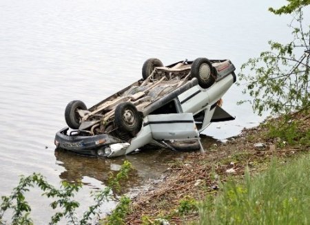 Otomobiliyle Sapanca Gölü'ne düşen sürücü yaralandı