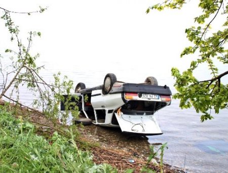 Otomobiliyle Sapanca Gölü'ne düşen sürücü yaralandı
