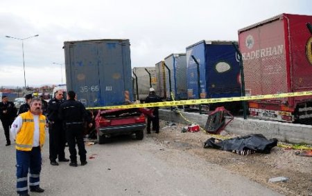Otomobiliyle Tır'a Arkadan Çarpan Sürücü Hayatını Kaybetti
