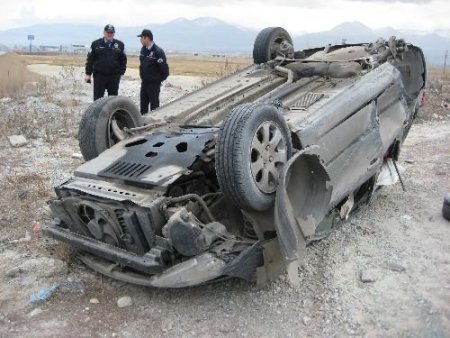 Otomobiliyle Yeğenin Aracına Çarptı: 2 Ağır Yaralı