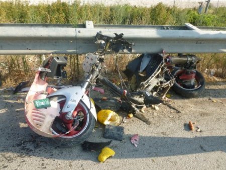 Otomobille Çarpışan Motosikletteki İki Kişi Yaralandı