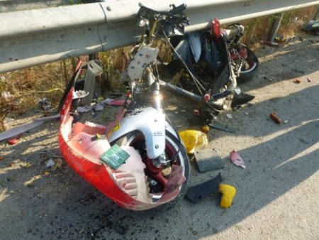 Otomobille Çarpışan Motosikletteki İki Kişi Yaralandı