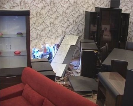 Otomobille Mobilya Mağazasına Giren Kadın Sürücü Yaralandı