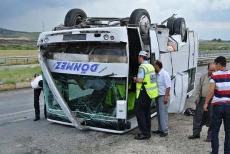 Otomobille Yolcu Minibüsü Çarpıştı, 18 Kişi Yaralandı