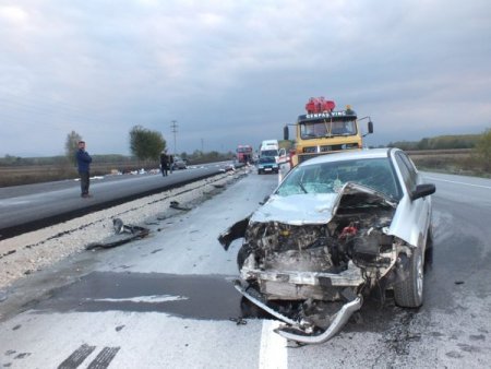 Otomobiller çarpıştı, ayakkabılar yola saçıldı