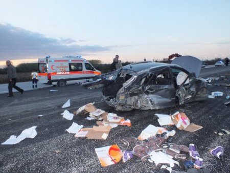 Otomobiller çarpıştı, ayakkabılar yola saçıldı