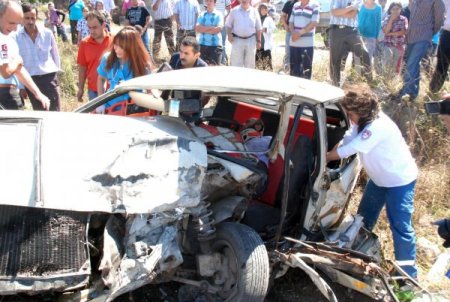 Otomobiller Kafa Kafaya Çarpıştı: 2 Si Ağır 3 Yaralı