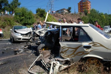 Otomobiller Kafa Kafaya Çarpıştı: 2 Si Ağır 3 Yaralı