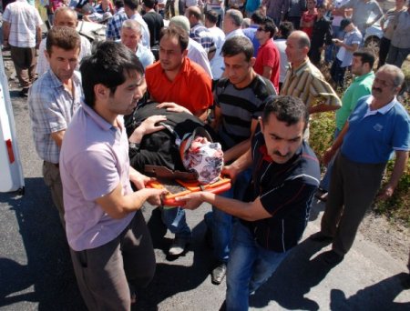 Otomobiller Kafa Kafaya Çarpıştı: 2 Si Ağır 3 Yaralı