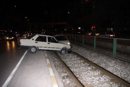 Otomobiller Tramvay Yoluna Uçtu