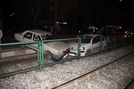 Otomobiller Tramvay Yoluna Uçtu