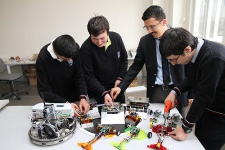 Otonom kontrollü ve yapay zeka ile çalışan robotlar yaptılar