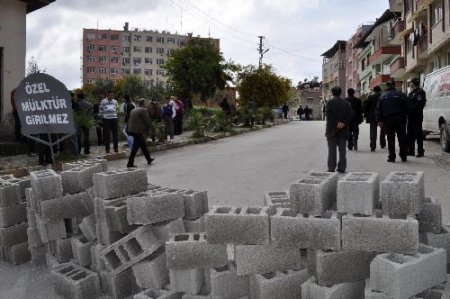 Otoparkının Mühürlenmesine Kızdı, Tapusunu Gösterdiği Ana Caddeyi Trafiğe Kapattı