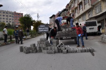 Otoparkının Mühürlenmesine Kızdı, Tapusunu Gösterdiği Ana Caddeyi Trafiğe Kapattı