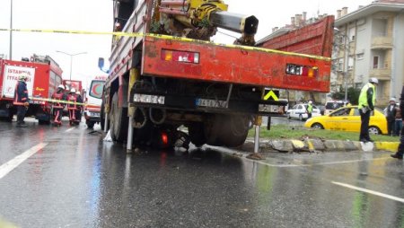 Otoyolda geri gelen kamyon, ölümlü kazaya neden oldu
