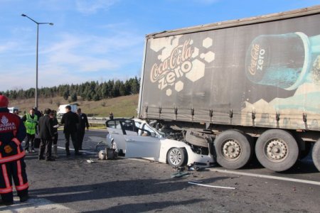 Otoyolda TIR'ın altına girdi: 2 ölü