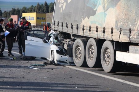 Otoyolda TIR'ın altına girdi: 2 ölü