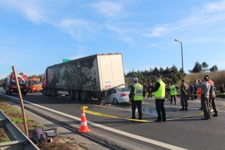 Otoyolda TIR'ın altına girdi: 2 ölü
