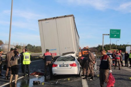Otoyolda TIR'ın altına girdi: 2 ölü