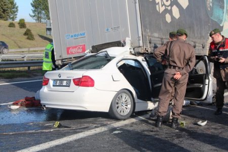 Otoyolda TIR'ın altına girdi: 2 ölü