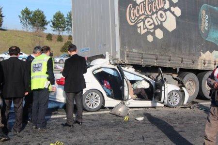 Otoyolda TIR'ın altına girdi: 2 ölü