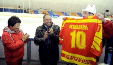 Otunbayeva'nın Buz Pateni Keyfi