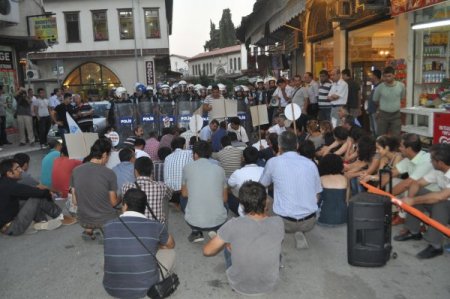 Oturma eylemi yapan KESK üyelerine esnaf çay dağıttı