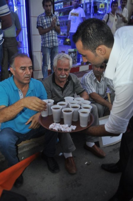 Oturma eylemi yapan KESK üyelerine esnaf çay dağıttı