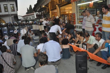 Oturma eylemi yapan KESK üyelerine esnaf çay dağıttı