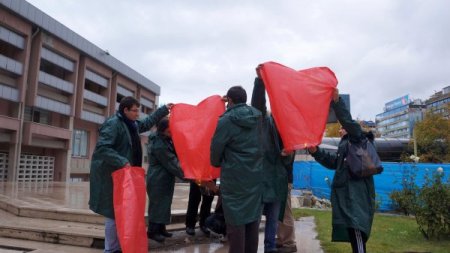 Oturma eylemine 'virgül' koyan öğretmenler, Bakanlık bahçesinde balon uçurdu